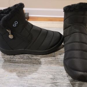 GO Brand Women's Snow Boots Size 6.5 (38) Black